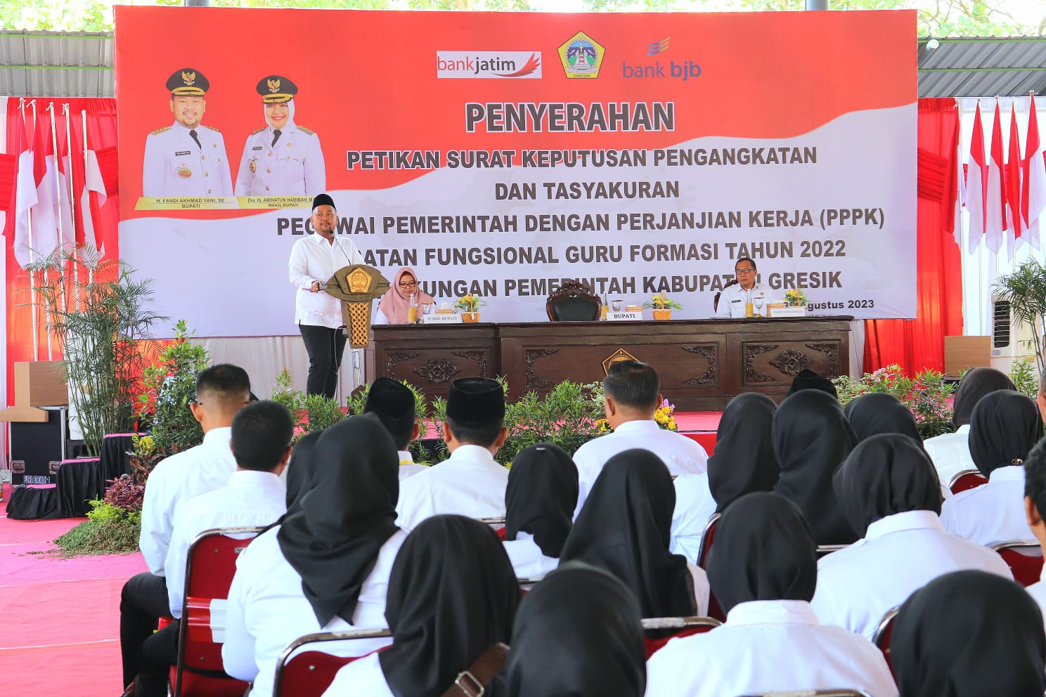 Serahkan SK PPPK Guru Formasi 2022, Bupati Gresik Harapkan Para Guru Terus Tingkatkan Pendidikan Di Kabupaten Gresik